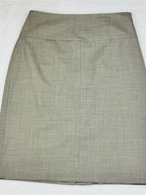 Banana Republic Stretch Pencil Skirt. Size 8.
Made with 96% virgin wool.